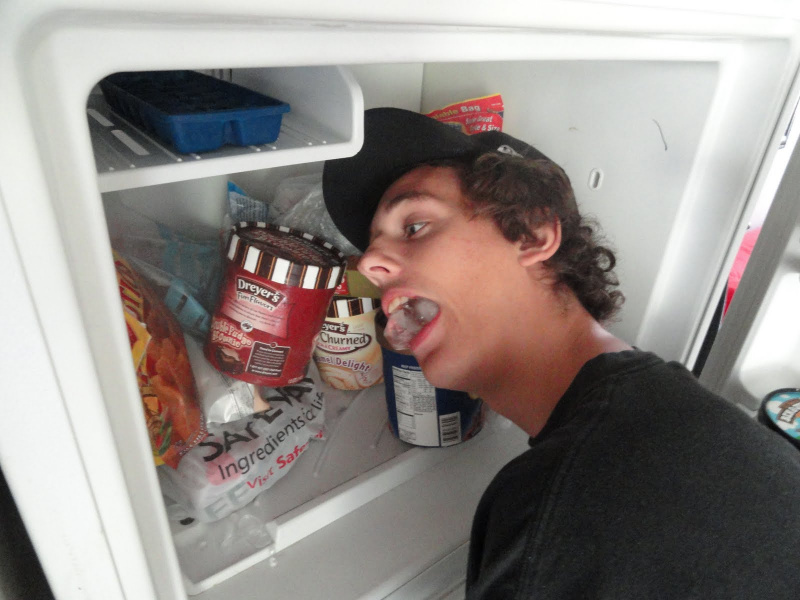 Засунуть голову в холодильник 
